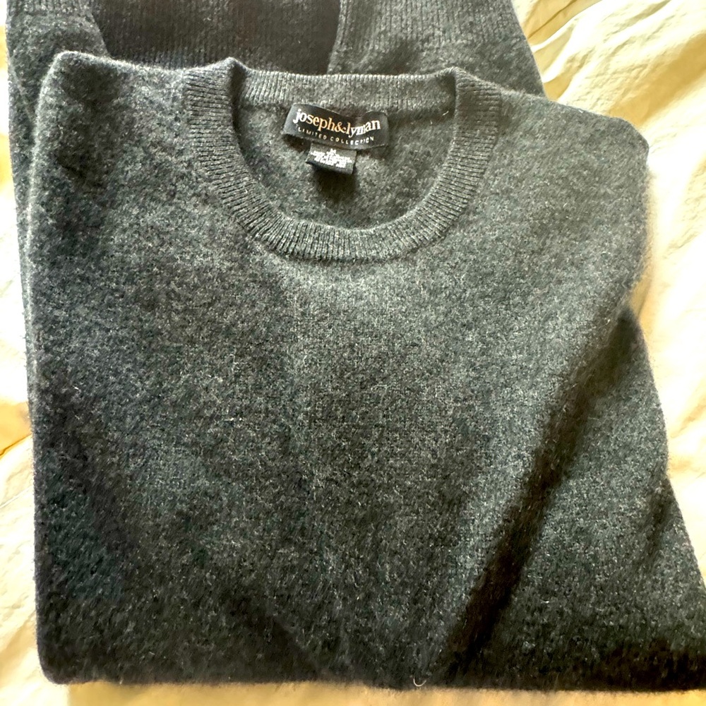 Wonderful, cashmere sweater lightly worn no damage